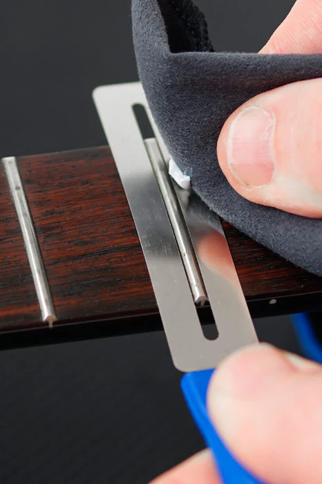 MUSICNOMAD MN124 FRINE FRET KIT LIMPIEZA PARA TRASTES - Image 7