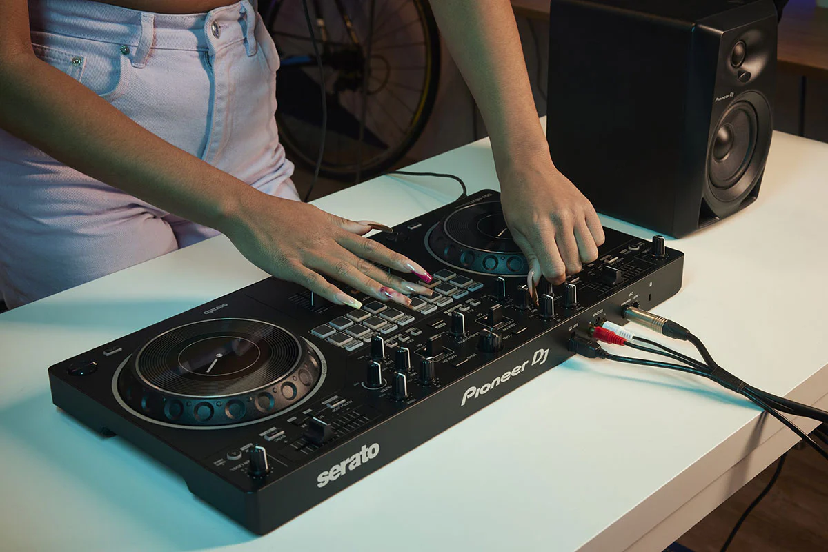 PIONEER DJ DDJ-REV1 CONTROLADOR DJ SERATO DJ LITE - Image 7