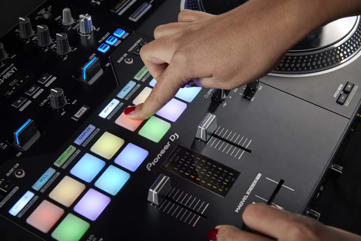 PIONEER DJ DDJ-REV7 CONTROLADOR DJ SERATO DJ PRO - Image 11