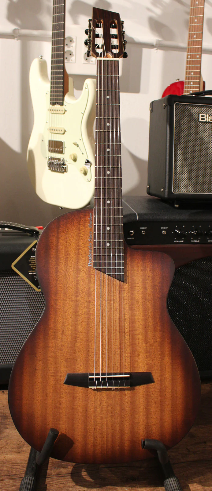 PRUDENCIO SAEZ SHADOW GUITARRA ESPAÑOLA ELECTRIFICADA CON CUTAWAY.