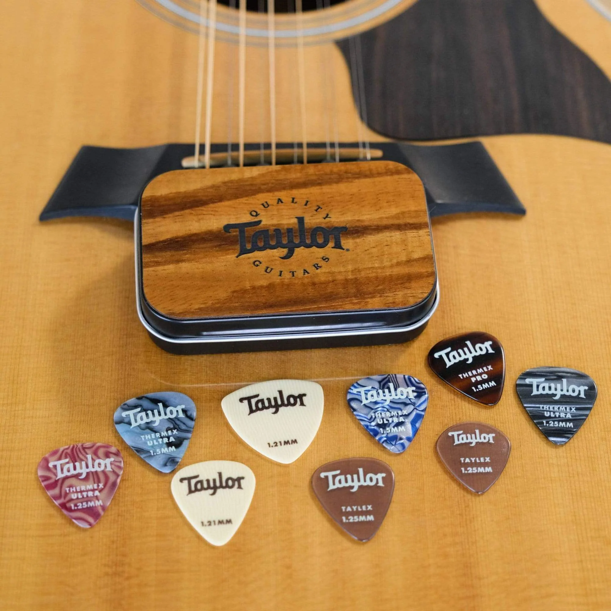 TAYLOR 2601 PICK TIN DARKTONE SERIES KOA COLLECTORS EDITION ESTUCHE NUEVE PUAS - Image 8