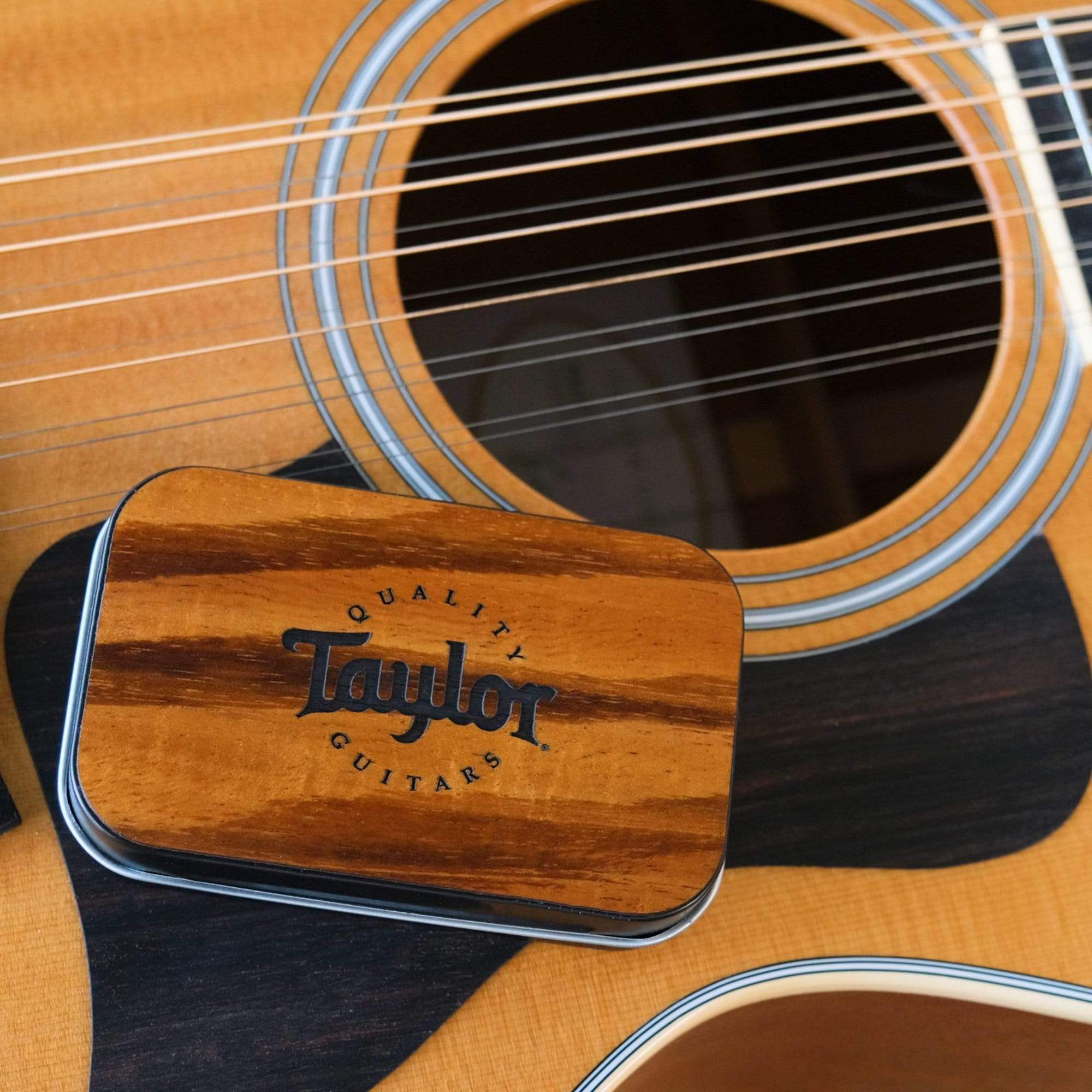 TAYLOR 2601 PICK TIN DARKTONE SERIES KOA COLLECTORS EDITION ESTUCHE NUEVE PUAS - Image 9